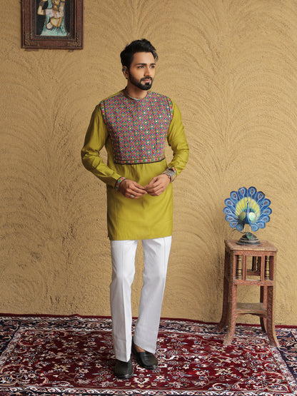 Green Embroidered Geometric Motif Kurta